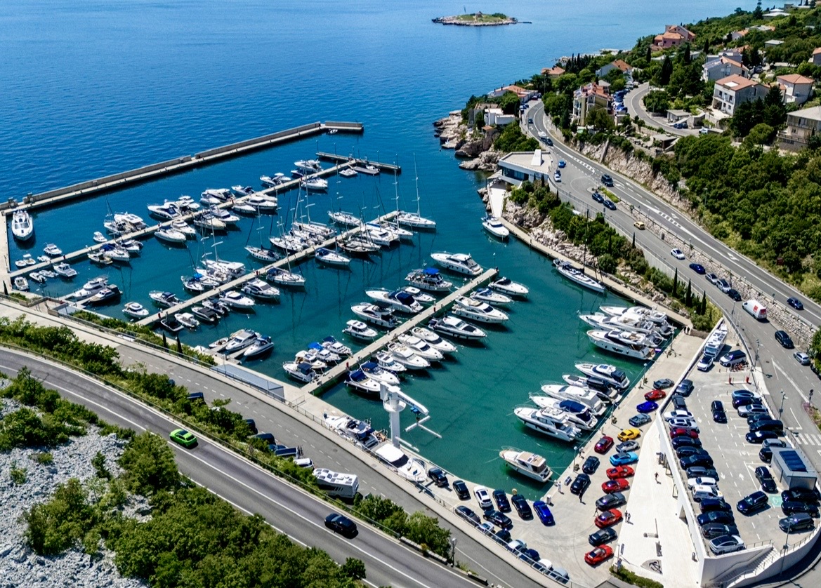 Almare Restaurant by Mitan Marina